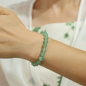 Handgefertigtes 8mm Naturstein-Perlenarmband in Grün, am Handgelenk einer Frau
