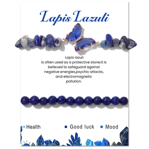 Detail von Lapislazuli Armband-Set mit unregelmäßigen Steinen und Schmetterlingsanhänger