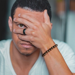 Set moda uomo con anello nero opaco e bracciale di perle in legno marrone scuro