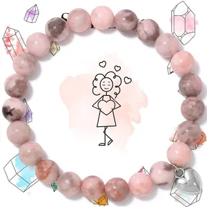 Detail eines rosa Steinperlenarmbands mit Herzanhänger auf dekorativer Karte