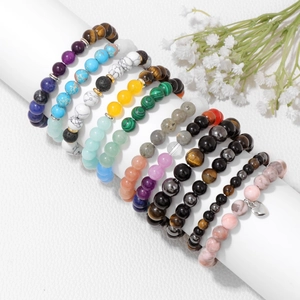 Modische 8mm Natursteinperlen-Armbänder mit Herzanhängern auf weißem Hintergrund