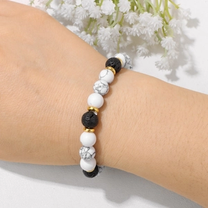 Modisches Perlenarmband mit schwarzem Lavastein, weißem Türkis und Gold-Zwischenstücken