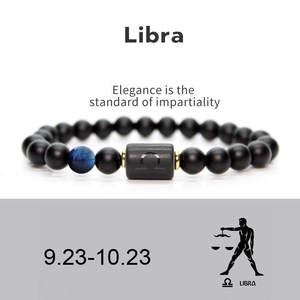 Dettaglio macro del bracciale zodiaco Bilancia con perle opache nere e pietra blu marmo