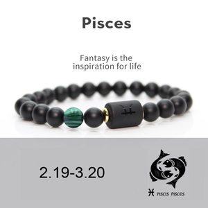 Bracciale Pesci con pietre nere opache e ciondolo simbolo zodiacale su sfondo bianco puro