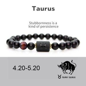 Dettaglio del bracciale zodiaco Toro in agata nera opaca con pietra occhio di tigre rossa