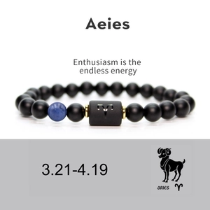 Dettaglio del bracciale dell'Ariete con perle di agata nera opaca e finiture dorate di lusso