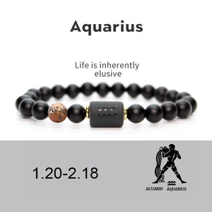 Dettaglio del bracciale Acquario con perline nere opache e simbolo dello zodiaco