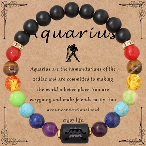 Dettaglio del bracciale zodiaco Acquario con perle di onice e pietre colorate su cartoncino