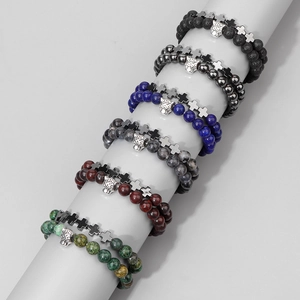 Detailansicht der doppellagigen Steinarmbänder mit Leopardenkopf und Kreuzanhängern