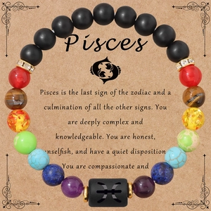 Vista dettagliata del bracciale di perle zodiaco Pesci su una carta vintage decorativa