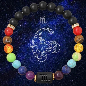 Dettaglio del bracciale zodiaco Scorpione con pietre chakra colorate e perline nere opache