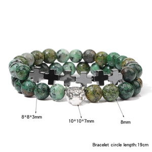 Detail mit 8mm Natursteinperlen, silbernem Leopardenkopf und Kreuz am elastischen Armband