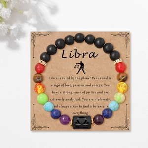 Dettaglio del bracciale zodiaco Bilancia con pietre di agata opaca su carta