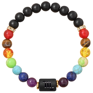 Dettaglio del bracciale zodiaco Scorpione con agata nera opaca e pietre naturali colorate