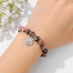 Rhodonit Perlenarmband für Damen mit silbernem Herzanhänger und funkelnden Strasssteinen