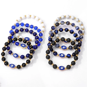 Pulseras elásticas mal de ojo con ágata natural y ojo de tigre sobre fondo blanco puro