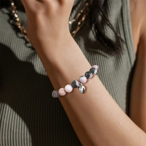 Bracciale elastico in perline di pietra zebra con ciondolo a cuore indossato