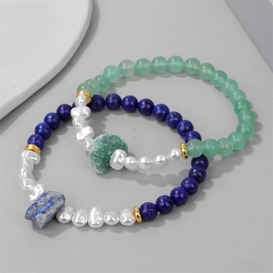Detail van natuurlijke amethist en aventurijn armbanden met ruwe stenen en parels