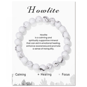 Howlite 8mm Perlenarmband auf weißer Heilungskarte für Fokus und Beruhigung
