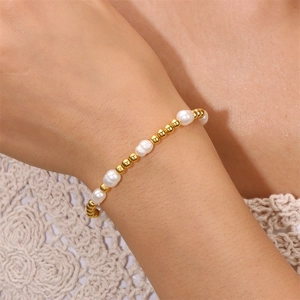 Détail d'un bracelet élastique en perles d'eau douce 6mm et perles dorées