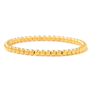 Gros plan détaillé du bracelet élastique doré avec perles de 6 mm sur fond blanc