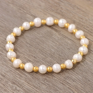 Détail du bracelet élastique en perles d'eau douce 6mm et perles dorées sur bois