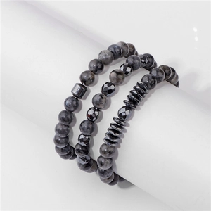 Detailansicht der dreilagigen Natursteinarmbänder mit Hämatitperlen auf weißem Ständer