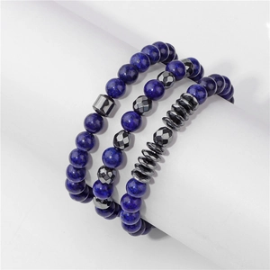 Makroaufnahme des dreiteiligen Herren-Armband-Sets mit Lapislazuli und Hämatit-Perlen