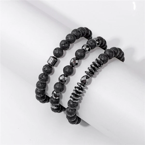 Detaillierte Makroansicht des dreilagigen Herrenarmbands mit schwarzem Lavastein und Hämatit