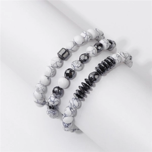 Detailansicht der dreilagigen Natursteinarmbänder mit Hämatitperlen auf dem Display