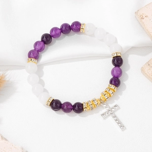 Bracciale da 8mm in ametista e pietra bianca con ciondolo a croce scintillante e distanziali dorati