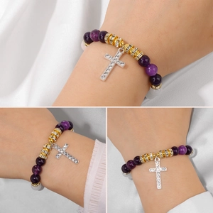 Bracciale elastico con ametista da 8mm, perle bianche e ciondolo a croce di cristallo