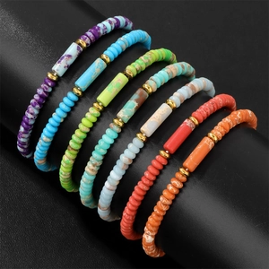 Detalle de seis pulseras bohemias con cuentas de piedra natural y espaciadores dorados