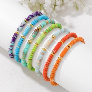 Set de seis pulseras bohemias de cuentas coloridas con piedras emperador de textura mármol