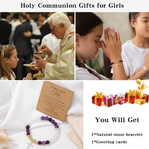 Bracciale di perle da 8mm bianche e viola con ciondolo a croce d'oro e biglietto d'auguri
