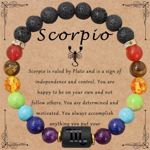 Dettaglio del bracciale Scorpione in pietra lavica naturale su cartoncino regalo