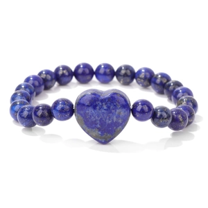 Detailaufnahme von Lapislazuli-Perlenarmband mit großem herzförmigem Stein in Dunkelblau