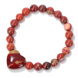 Makroaufnahme von naturrotem Herzstein und runden Perlen am elastischen Armband