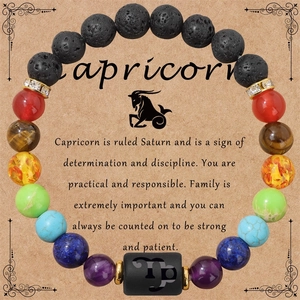 Dettaglio del bracciale zodiaco Capricorno in pietre naturali su card regalo vintage