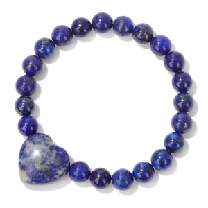 Detailaufnahme von Lapislazuli-Perlenarmband mit einem großen herzförmigen Stein