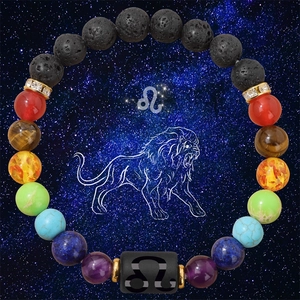 Dettaglio del bracciale zodiaco Leone con pietre laviche su sfondo galassia profonda