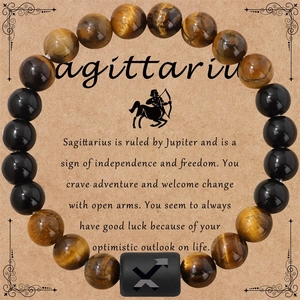 Détail du bracelet Sagittaire en oeil de tigre et onyx noir sur carte vintage
