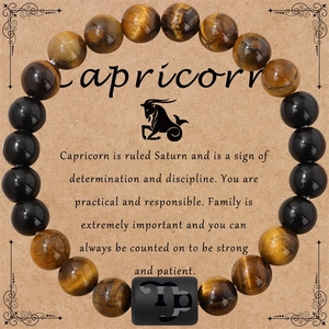 Détail du bracelet Capricorne en perles d'œil de tigre et agate noire sur sa carte