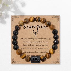 Bracelet Scorpion en oeil de tigre et onyx noir sur une carte cadeau décorative