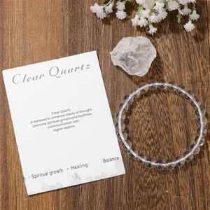 Detalle de la pulsera de cuarzo transparente con cristal en bruto y tarjeta guía