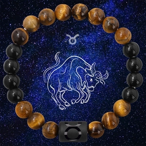 Détail du charme zodiaque Taureau sur bracelet en perles d'œil de tigre et agate noire