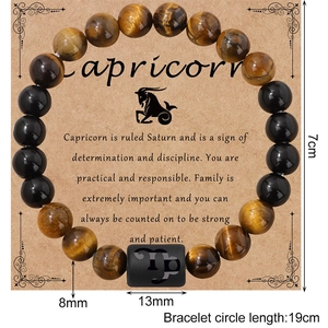 Bracelet Capricorne en œil de tigre et agate noire sur carte de présentation kraft