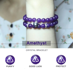 Zweilagiges Amethyst-Perlenarmband mit silbernem Herzanhänger und Kristallen für Damen