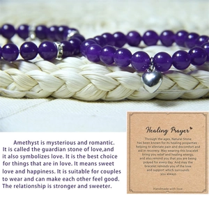Detailansicht eines handgefertigten Amethyst-Perlenarmbands mit Herzanhänger und Karte