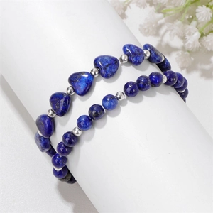 Detail eines Lapislazuli-Armbandsets mit Herzperlen und silbernen Zwischenstücken